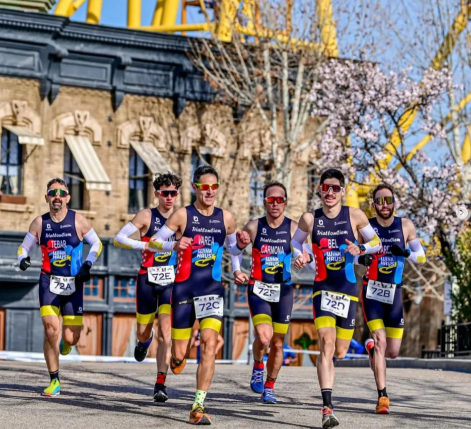 Atletas corriendo en competición
