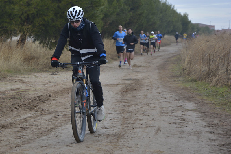 Ciclistas en competición de triatlón