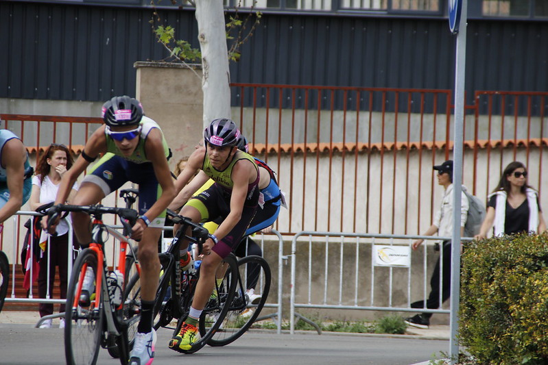 Ciclistas en competición de triatlón